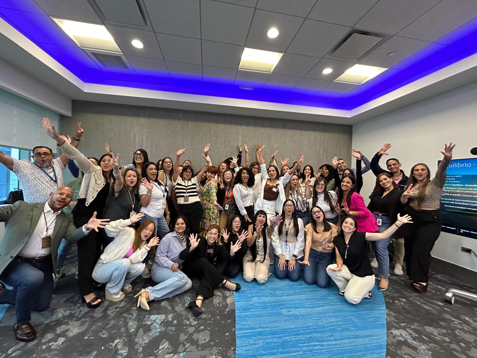 Equipo corporativo en una sesión de bienestar y liderazgo femenino