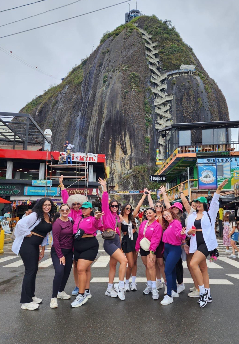 Grupo de mujeres latinas conversando en un retiro de bienestar